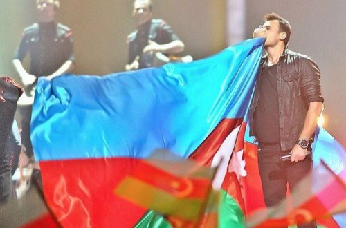 Emin Azərbaycan bayrağını öpdü