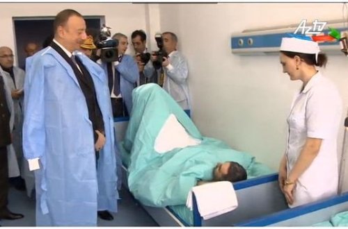 İlham Əliyev yaralı hərbçilərə baş çəkdi