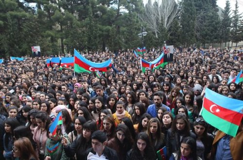 Tələbələr ordumuza görə ayağa qalxdılar