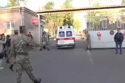 Yaralı ermənilər hospitala belə daşınır