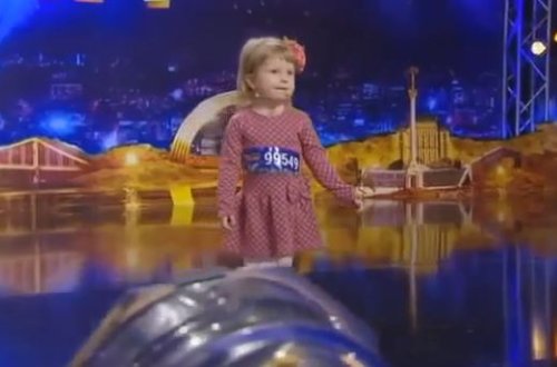 İki yaşlı uşaq hər kəsi şoka salıb