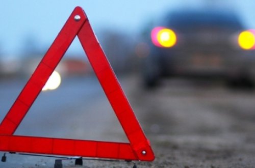 Bakıda avtomobil dayanacağa çırpılıb, 2 nəfər ölüb