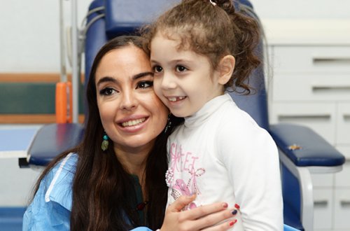 Prezidentin qızı talassemiyalı uşaqlara baş çəkdi