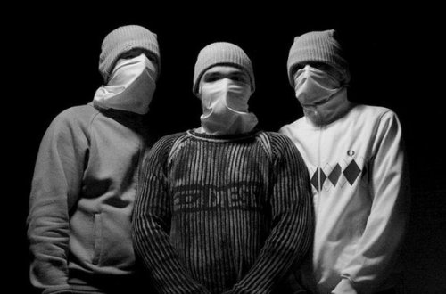 12 yaşlı uşaq dostları 3 mağazanı yarıb