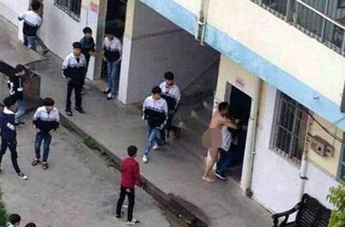 Şok kadrlar: lüt müəllim tələbə qıza hücum etdi