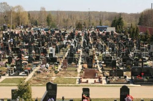 Bakıda ev qiymətinə məzar daşları