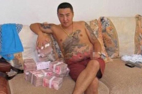 Mafiya liderinin çılpaq şəkilləri yayıldı