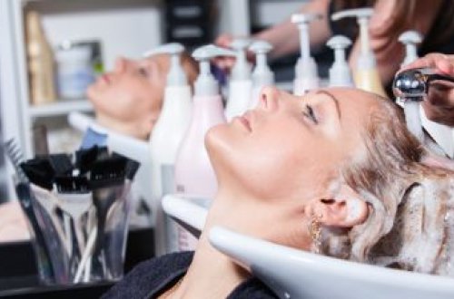 Gözəllik salonunda saçını yudu