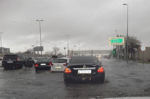 Bakıya yağış yağdı, yolları su basdı
