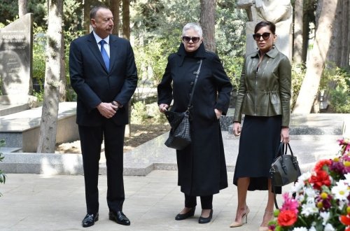 İlham Əliyev yazıçının məzarını ziyarət etdi