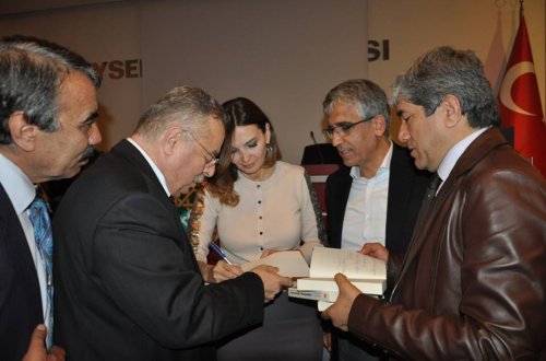 “Karabağ hikayeleri”nin Türkiyədə Ticarət Odasında təqdimat və imzalanması böyük maraqla qarşılanıb