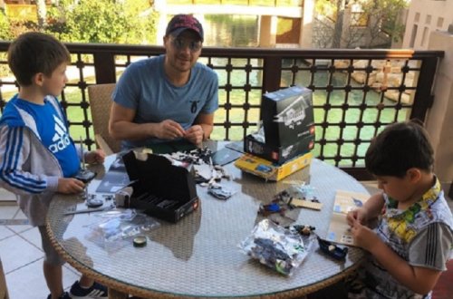 Emin oğlanları ilə istirahətdə