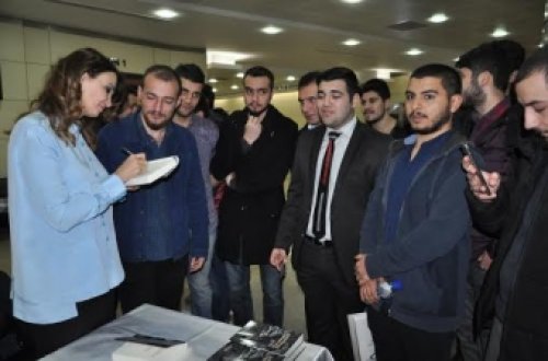 Sakaryada Qənirə Paşayevanın kitabı maraqla qarşılanıb