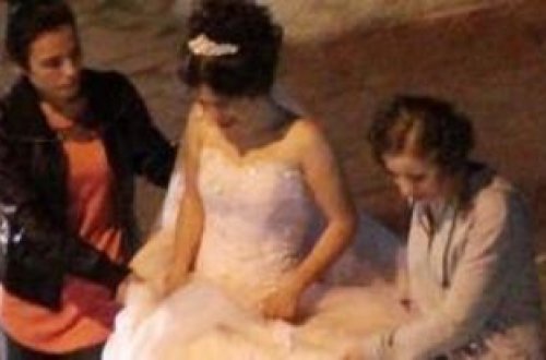 Toyda bəyin dostları gəlinə hücum etdi