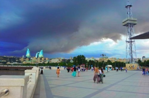 Bulvarda kişi meyiti tapılıb