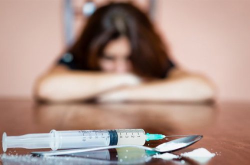 Bakılı məmurun narkoman qızından