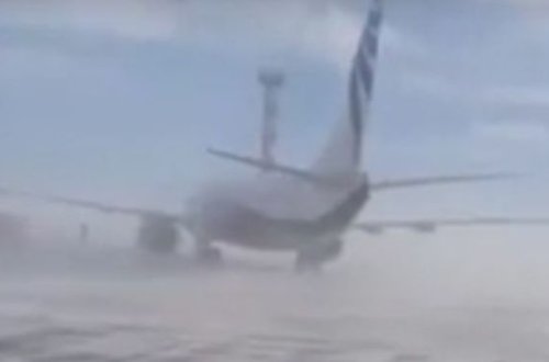 Güclü külək 40 tonluq “Boeing”i yerində fırlatdı