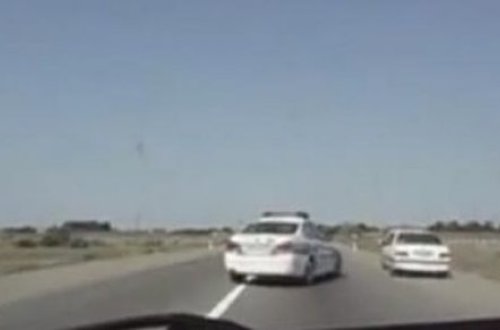 Yol polisi qəza şəraiti yaratdı, sürücü son anda xilas oldu