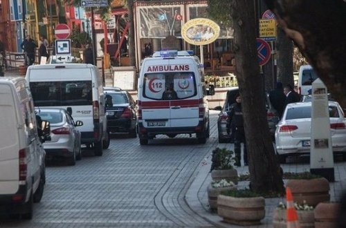 İstanbulda restoranın divarı çöküb: