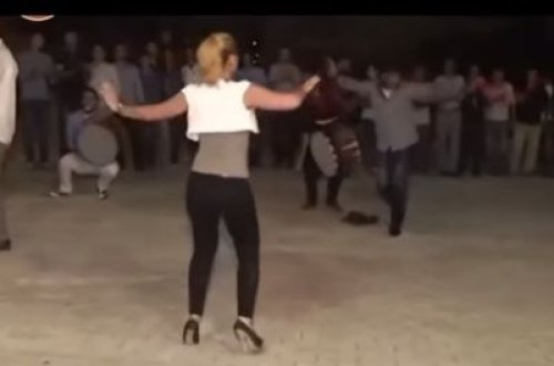 Qızın rəqsi davulçunu özündən çıxardı