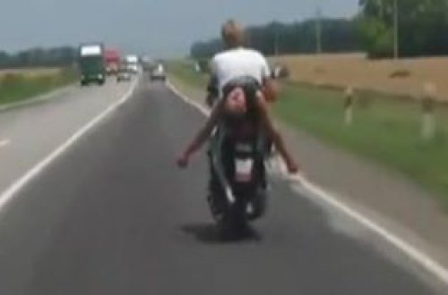 Sərxoş sevgilisini belə daşıdı