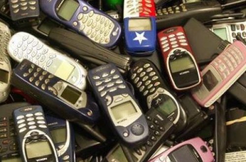 Köhnə mobil telefonlardan avtomobil yığdı