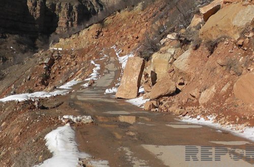Qaya parçaları Quba-Xınalıq yolunu bağladı