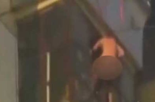 Xilasedicilər çılpaq qadını xilas etdilər …