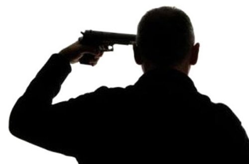 İşdən çıxarılan baş nazir özünü güllələdi