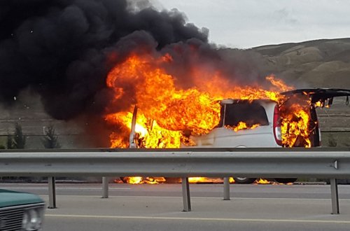 Azərbaycanda mikroavtobus belə yandı