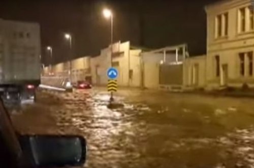 Bakı küçələri suyun altında qalıb