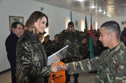 Qənirə Paşayeva Novruz bayramını əsgərlərlə birgə qeyd etdi