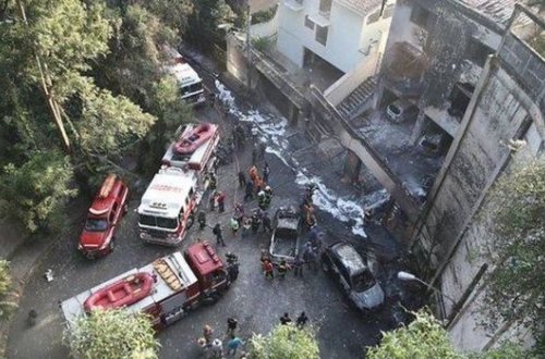 Braziliyada təyyarə yaşayış evinin üstünə düşdü: