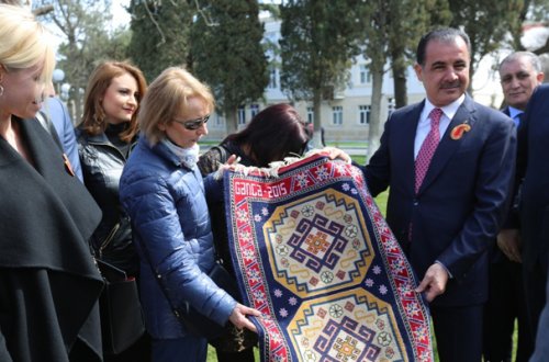 Elmar Vəliyev ingilis səfirə xalça hədiyyə etdi