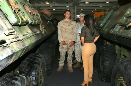 Porno ulduz əsgərləri birtəhər etdi