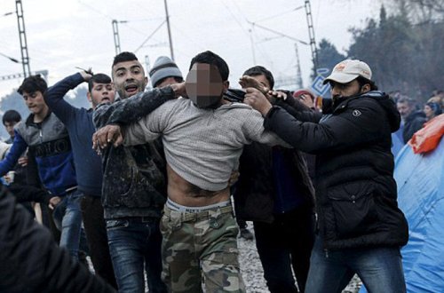 7 yaşlı qızı zorlamaq istədi