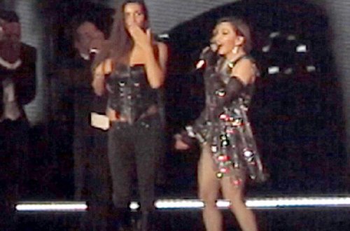 Madonna səhnədə fanatını soyundurdu