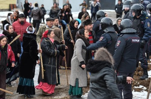 Polislə qaraçılar arasında qarşıdurma baş verdi