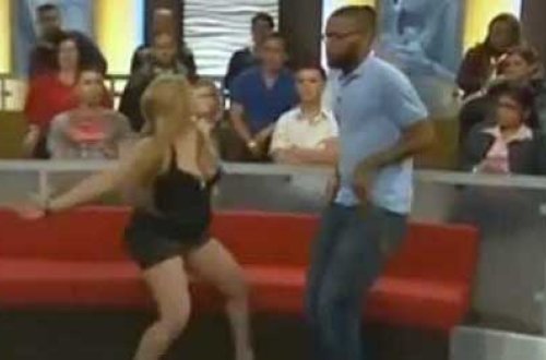 Canlı efirdə studiyaya girən qadın kişiləri həyəcanlandırdı