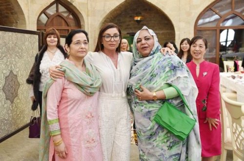 Mehriban Əliyeva səfirlərin xanımları ilə görüşdü