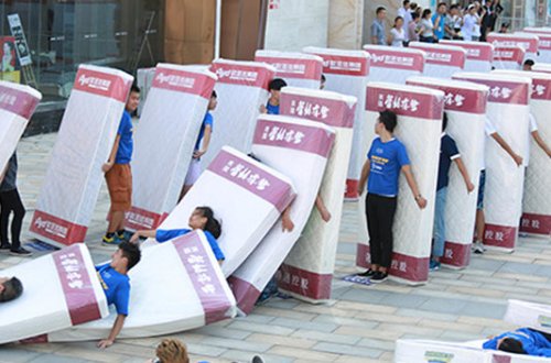 Kənd sakinləri döşək rekordu vurdular