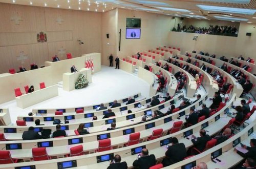 Gürcüstan parlamentində dava düşdü