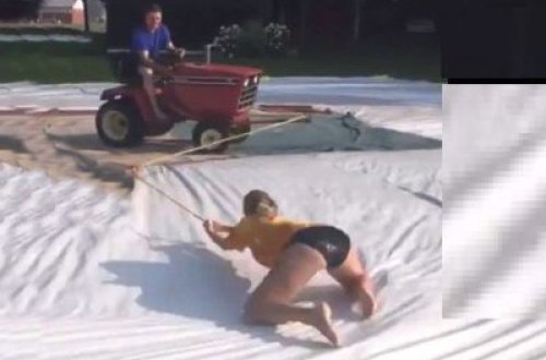 Qızı traktora bağlayıb saatlarla sürüdü