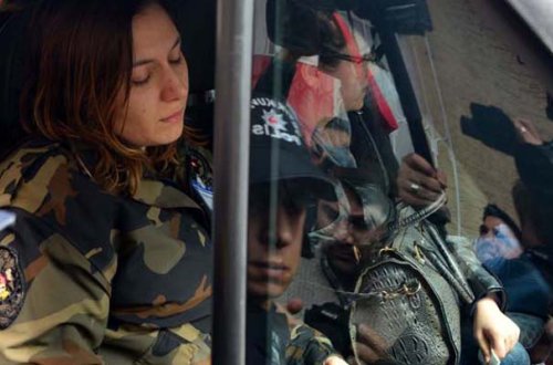 Şəhid ərinin dəfnində polis uniforması geyindi