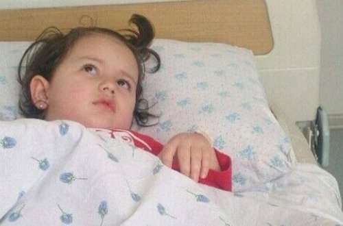 “Qərənfil” uşaq bağçasında döyülən uşaq kəllə-beyin travması alıb