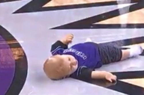 Körpə “yarış” zamanı yuxuladı