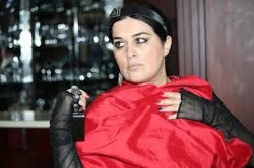 Elza Seyidcahan vətəni tərk edir
