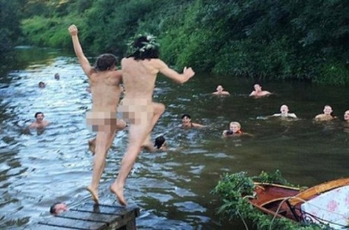 Bəylə gəlindən qeyri-adi sürpriz - Soyunub çaya tullandılar