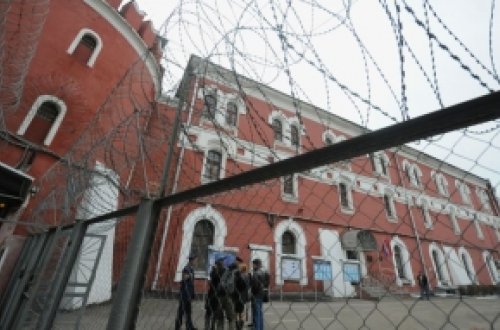 Azərbaycanlı məhbusun intiharına görə 7 məmur cəzalandırıldı