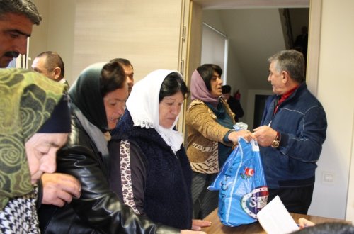 Biləsuvarda Novruz bayramı münasibətilə imtiyazlı şəxslərə və aztəminatlı ailələrə bayram sovqatı paylanıldı